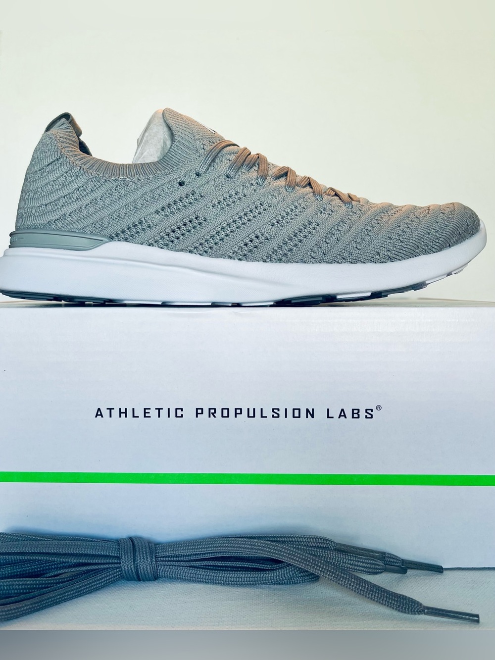 NIB APL WOMENS TECHLOOM WAVE PERFORMANCE SLIP ON RUNNER CEMENT/WHITE SIZE 7.5